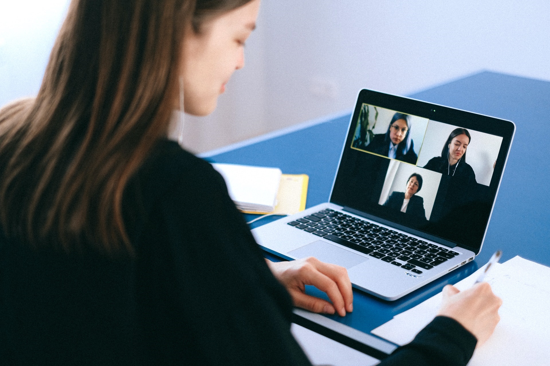 Featured image for Over Three Quarters of Salespeople Now Use Virtual Meetings: How to Adapt to This New Trend - HireDNA Blog