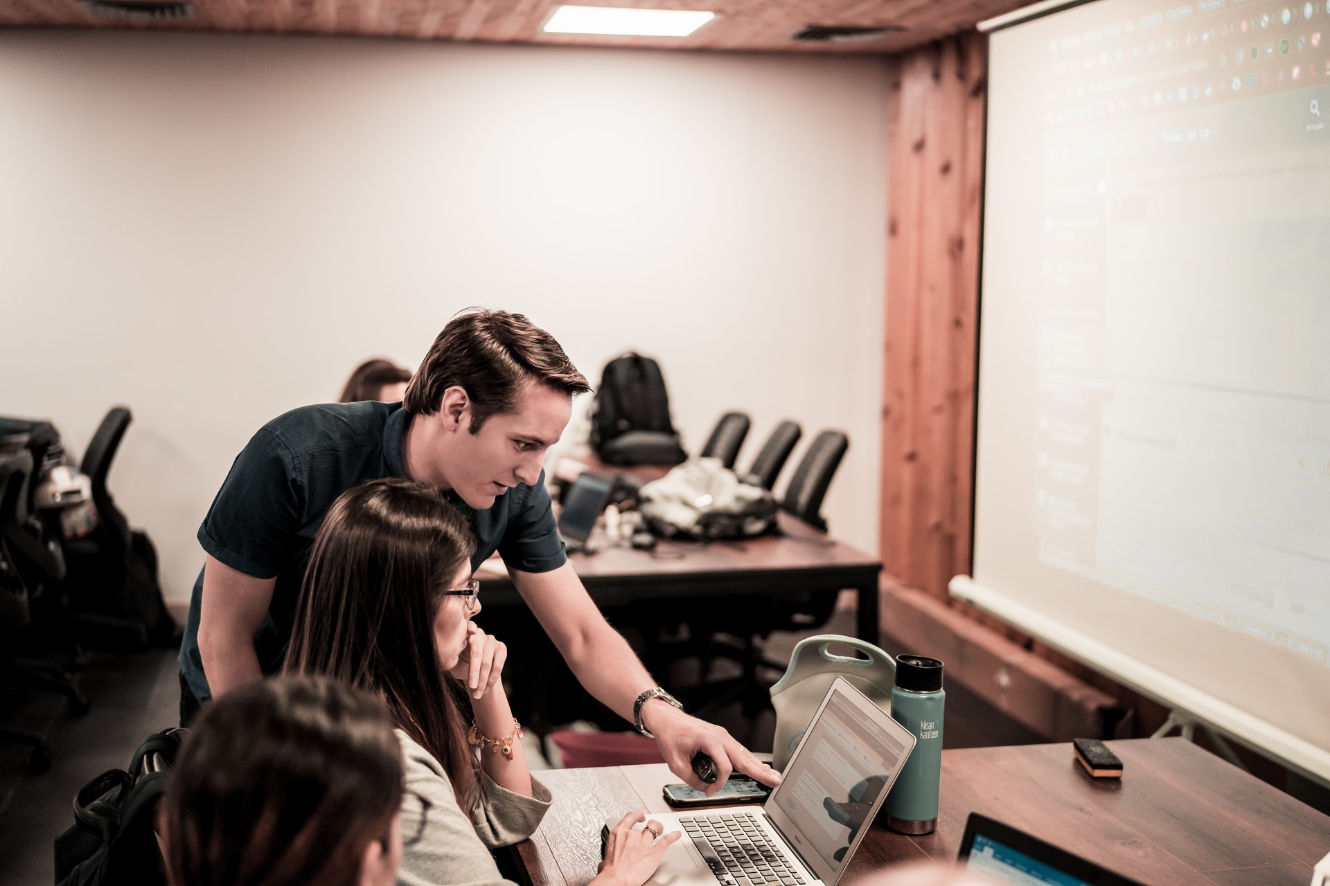 Featured image for A Dead Simple Checklist for Quickly Onboarding New SaaS Sales Reps - HireDNA Blog