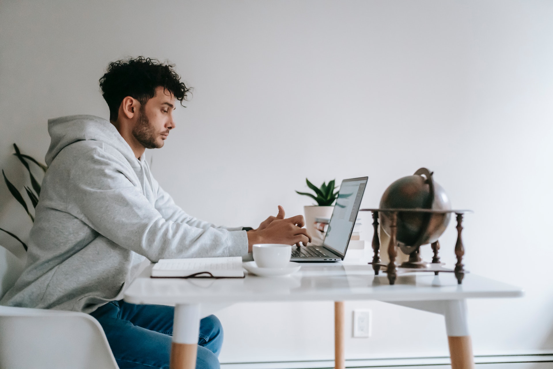 Featured image for How to Manage a SaaS Sales Team That's 100% Remote - HireDNA Blog
