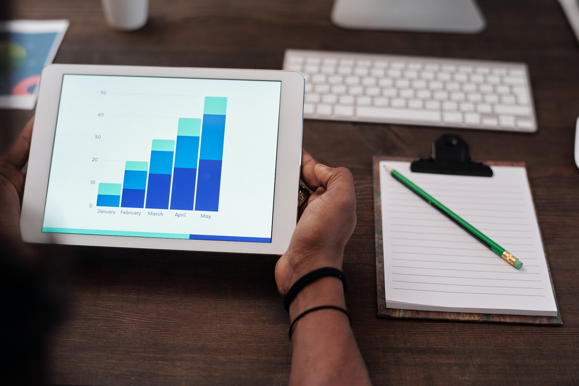 Featured image for How to Enhance SaaS Sales Performance By Leveraging Key Data - HireDNA Blog
