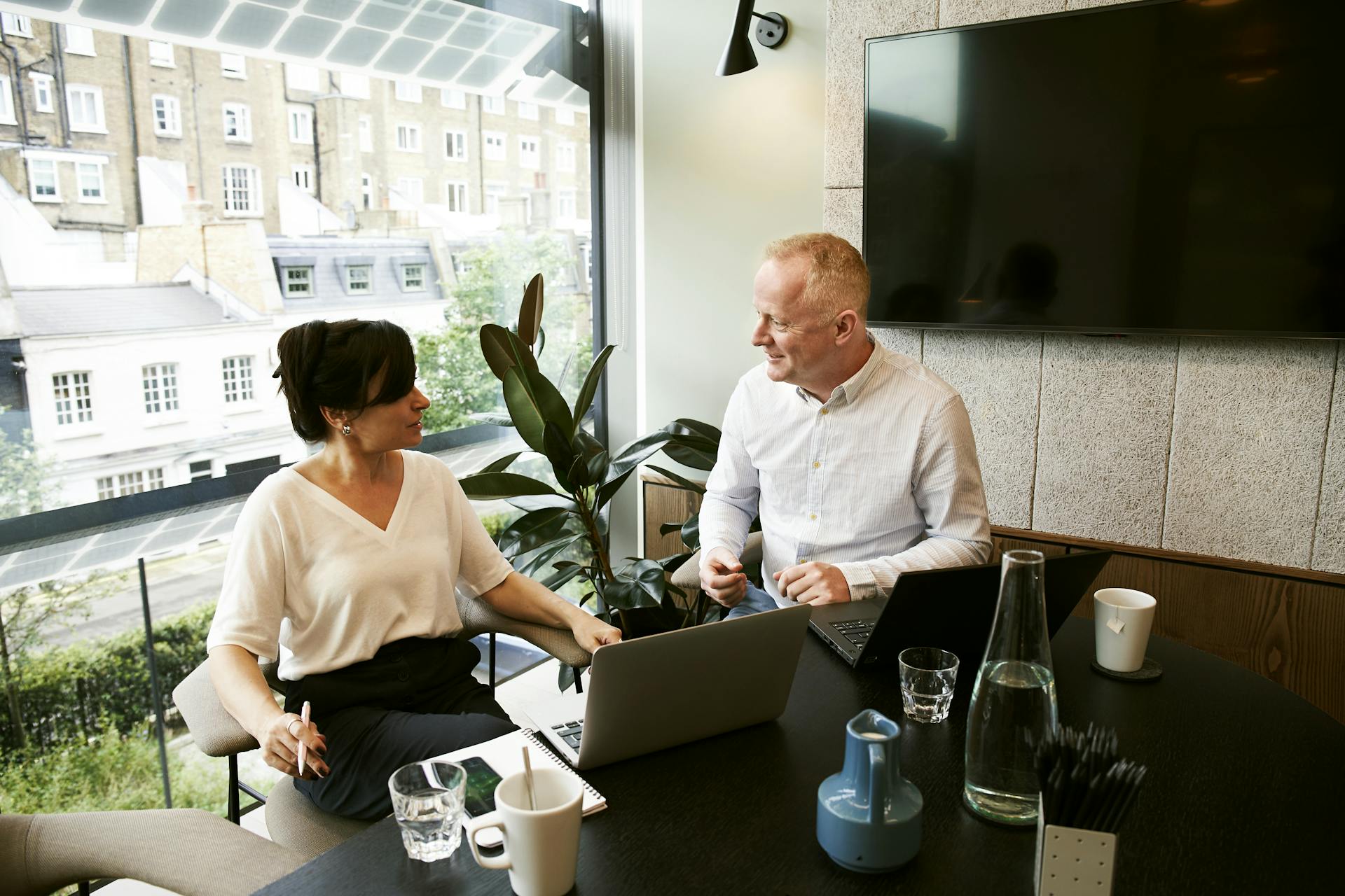 Featured image for The Role of Leadership in Shaping Sales Team Performance - HireDNA Blog