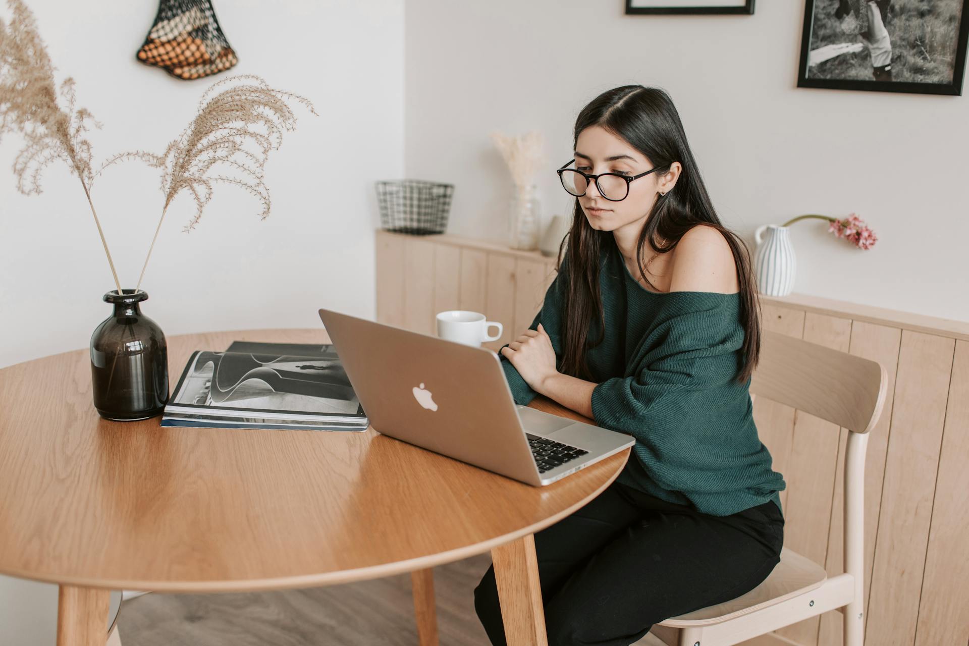 Featured image for Remote vs. In-office SaaS Sales Teams: Stats That Show the Pros and Cons - HireDNA Blog